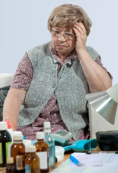 彼女の薬のびんを持つ年配の女性 — ストック写真