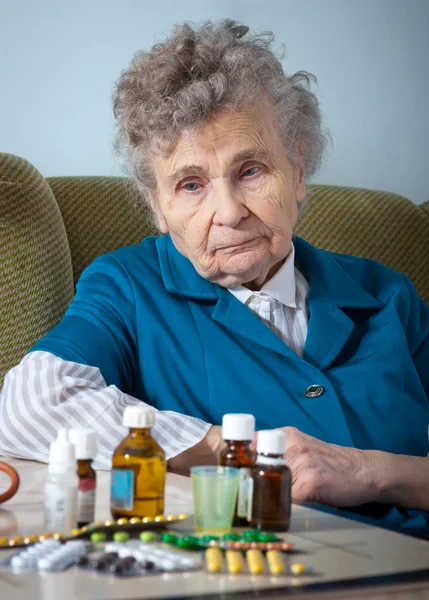 Старшая женщина с пузырьками для лекарств — стоковое фото