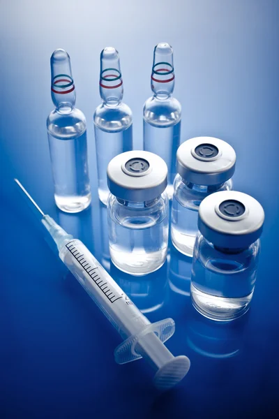 Geneeskunde flesjes en spuit — Stockfoto