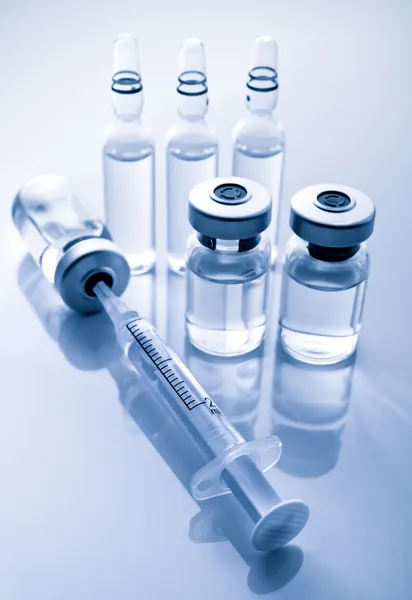 Medicine vials and syringe — Stock Photo, Image