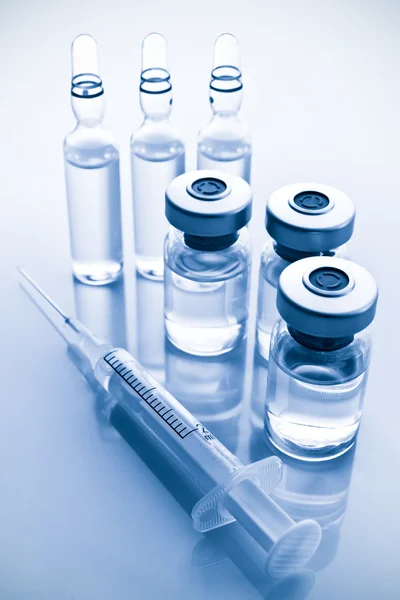 Geneeskunde flesjes en spuit — Stockfoto