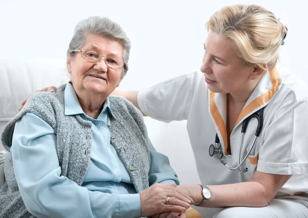 Медицинский работник и пожилая женщина — стоковое фото