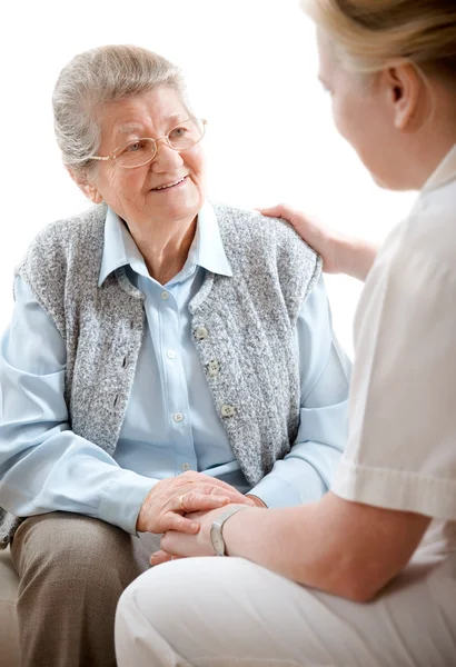医療従事者と年配の女性 — ストック写真