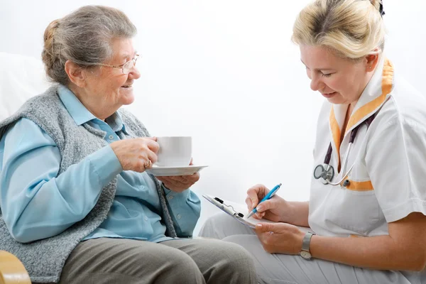 Gesundheitshelferin und Seniorin — Stockfoto