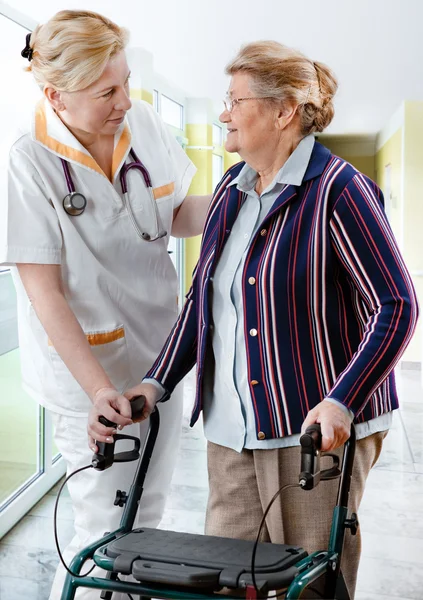 Gezondheidszorg werknemer en senior patiënt — Stockfoto