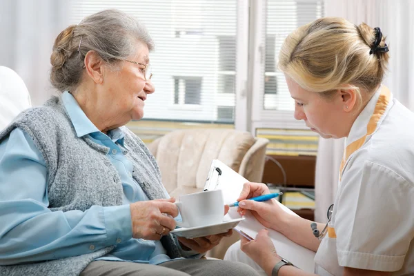 医療従事者と年配の女性 — ストック写真