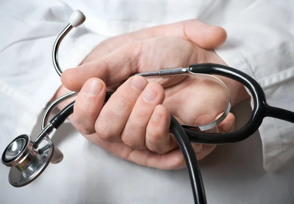 Dokter met een stethoscoop in de handen achter de rug — Stockfoto