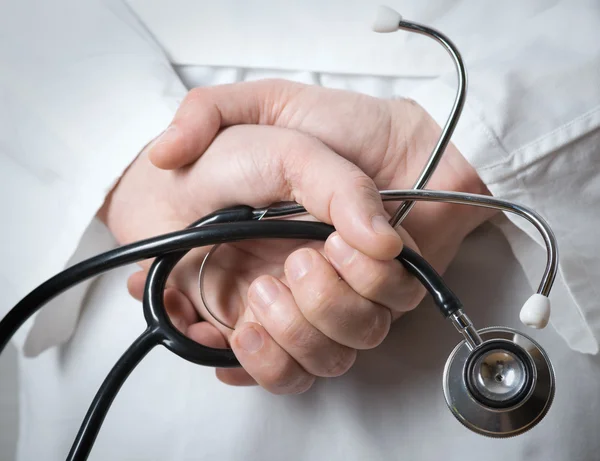 Dokter met een stethoscoop in de handen achter de rug — Stockfoto