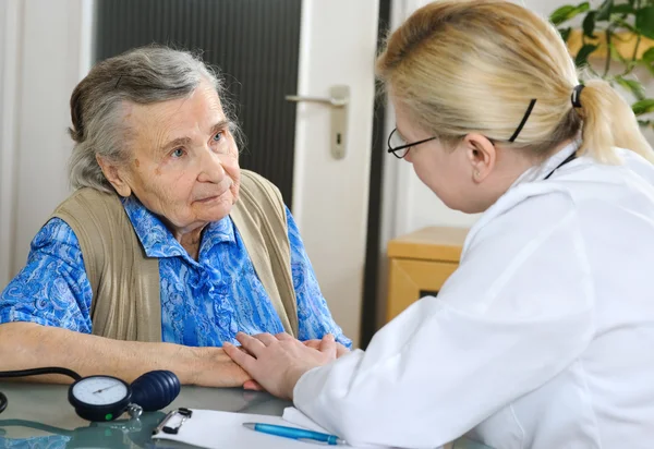 Uma mulher idosa a ser examinada por um médico — Fotografia de Stock