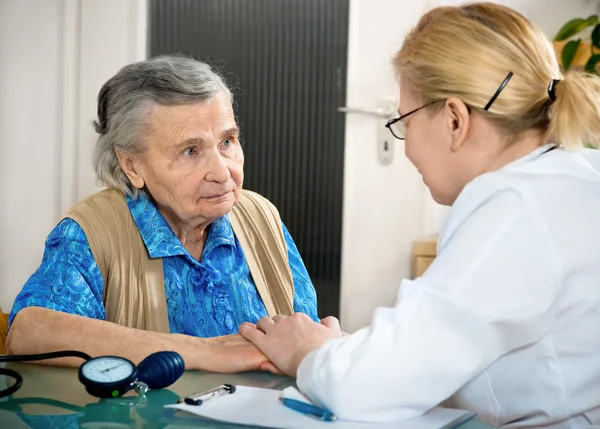 Egy idős nő vizsgálják az orvos — Stock Fotó