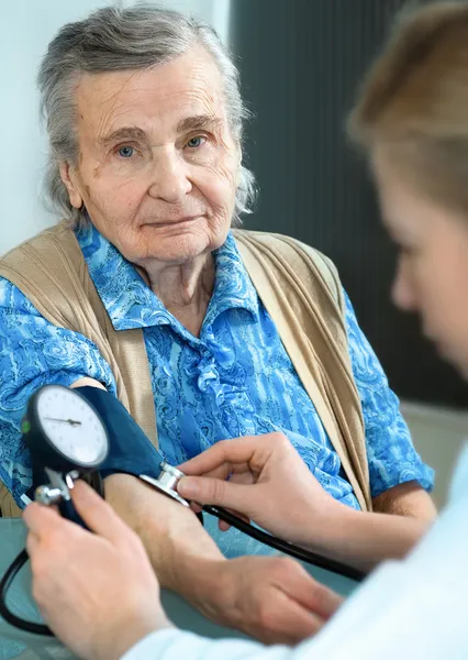Une femme âgée examinée par un médecin — Photo
