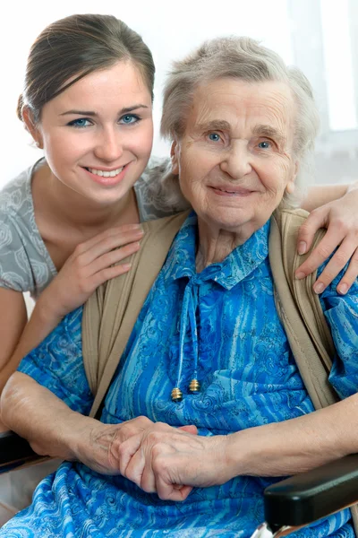Seniorin mit ihrer Betreuerin zu Hause — Stockfoto