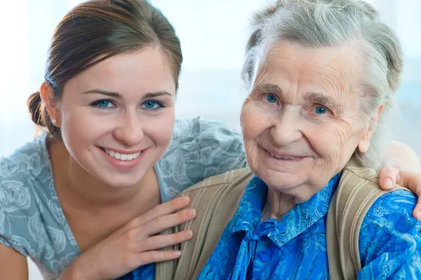 Senior kvinna med sin hemvårdare — Stockfoto