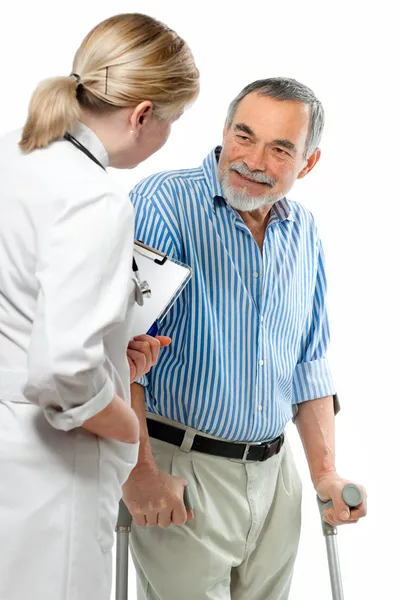 Medico che assiste uomo anziano — Foto Stock