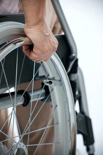Hand van senior vrouw op rolstoel — Stockfoto