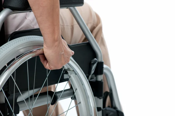 Рука старшої жінки на інвалідному візку — стокове фото