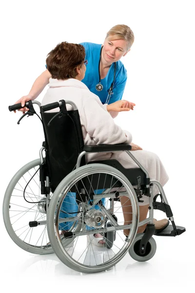 Νοσοκόμα με ένα ανώτερο ασθενή σε αναπηρική καρέκλα — Φωτογραφία Αρχείου