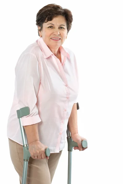 Mujer mayor con muletas —  Fotos de Stock