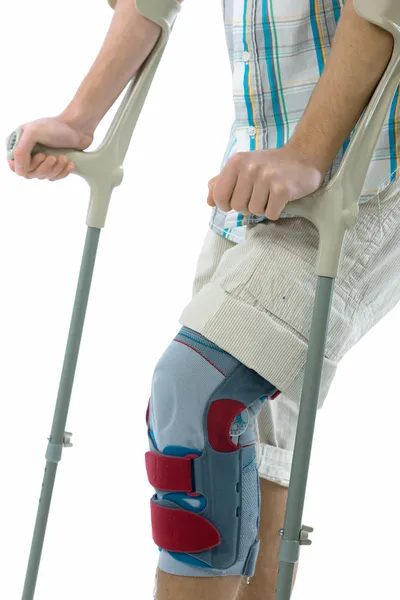 Man on crutches — Stock Photo, Image