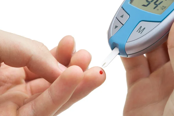Диабетик делает тест крови на уровне глюкозы. — стоковое фото
