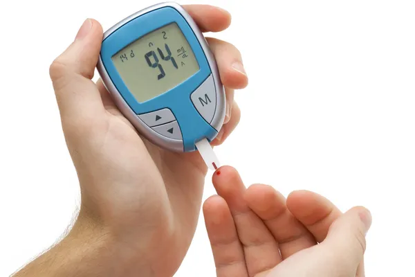 Cukrzyca robi badanie krwi palcem na poziomie glukozy — Zdjęcie stockowe