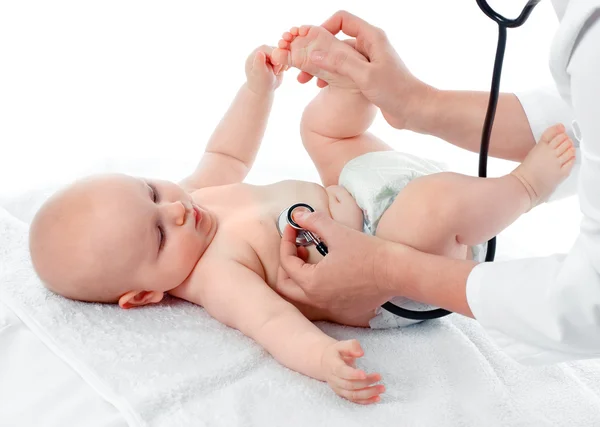 Medico femminile che esamina il bambino — Foto Stock