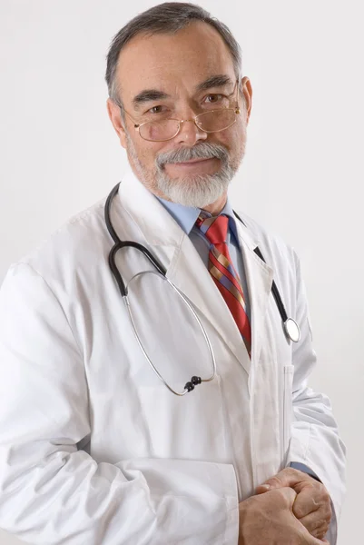 Заботливый доктор улыбается — стоковое фото