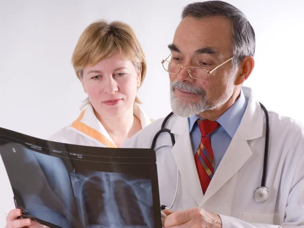 Dois médicos a olhar para um raio-x — Fotografia de Stock