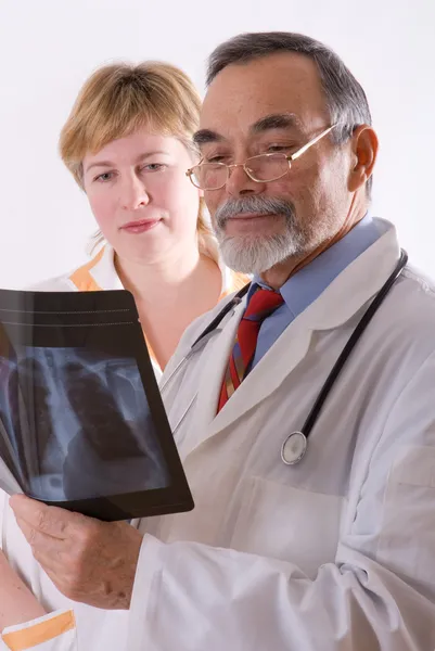 Dois médicos a olhar para um raio-x — Fotografia de Stock
