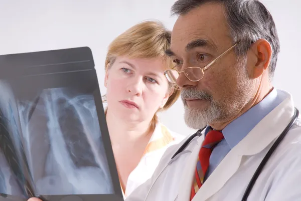 Zwei Ärzte betrachten ein Röntgenbild — Stockfoto