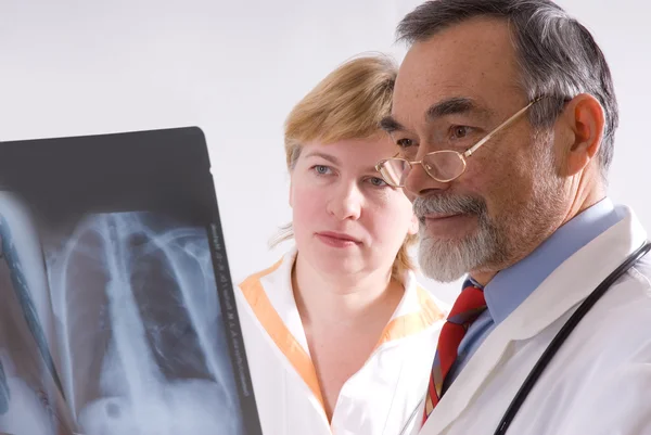 Deux médecins regardant une radiographie — Photo