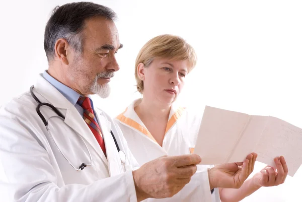 Dos doctores mirando un electrocardiograma — Foto de Stock