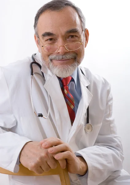 Fürsorglicher Arzt lächelt — Stockfoto