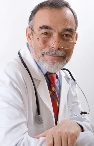 Closeup πορτρέτο ενός ευτυχής ανώτερος γιατρού — Φωτογραφία Αρχείου