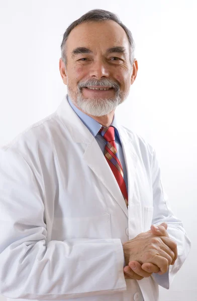 Gülümseyerek bakan doktor — Stok fotoğraf