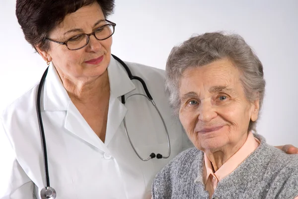 Un travailleur de la santé aide une femme âgée — Photo