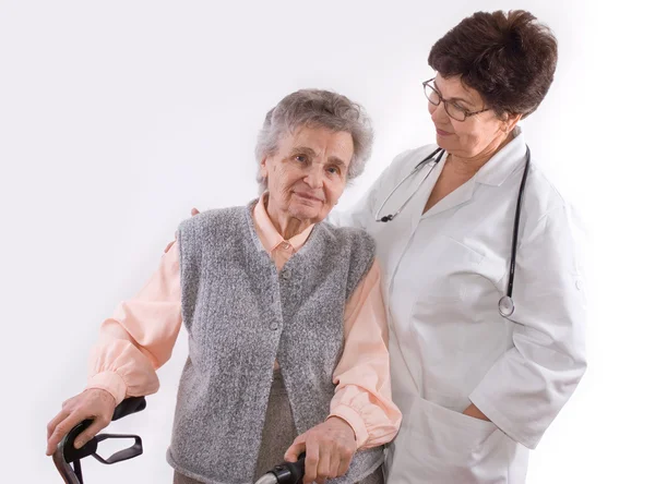 Ηλικιωμένη γυναίκα βοηθά η υπάλληλο υγειονομικής περίθαλψης — Φωτογραφία Αρχείου