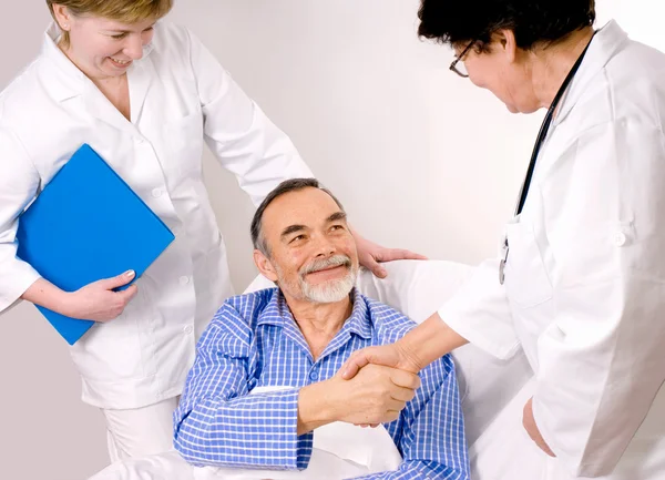 Doktor mluví s pacientem v nemocnici — Stock fotografie