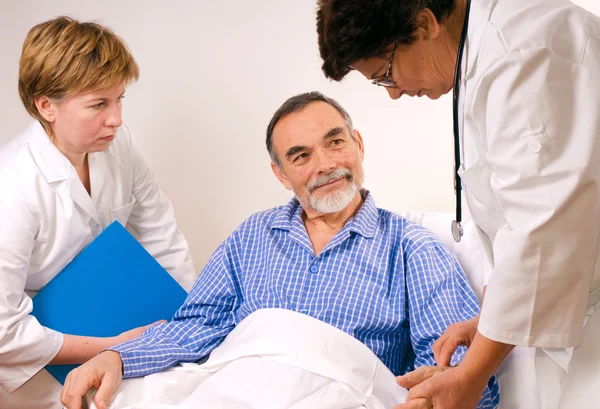 Врач разговаривает с пациентом в больнице — стоковое фото
