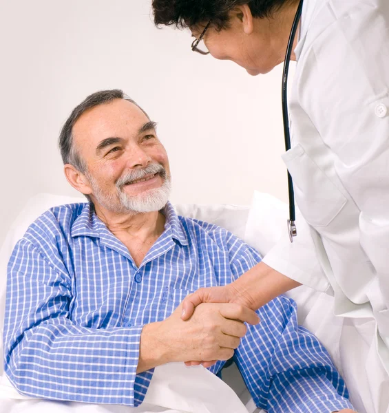 Médico conversando com paciente no hospital — Fotografia de Stock