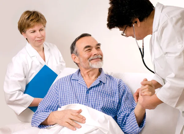Läkare pratar med patienten på sjukhus — Stockfoto