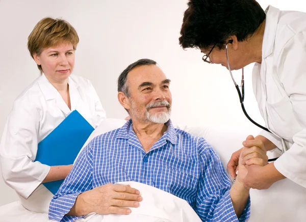 Läkare pratar med patienten på sjukhus — Stockfoto