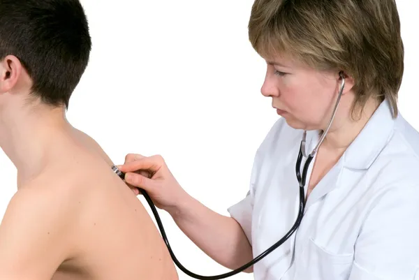 Médico examinando jovem paciente masculino — Fotografia de Stock