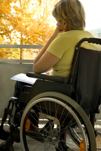 Femme en fauteuil roulant — Photo