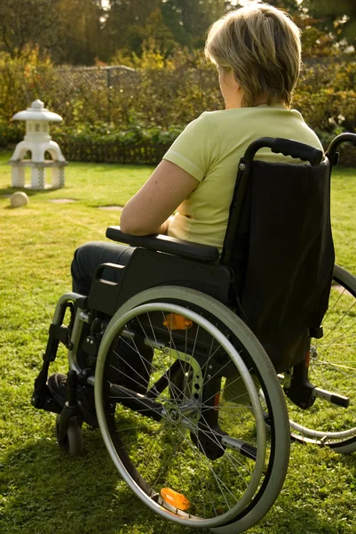 Tekerlekli sandalyedeki kadın — Stok fotoğraf