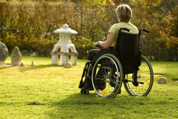 坐在轮椅上的残疾高级女人 — 图库照片