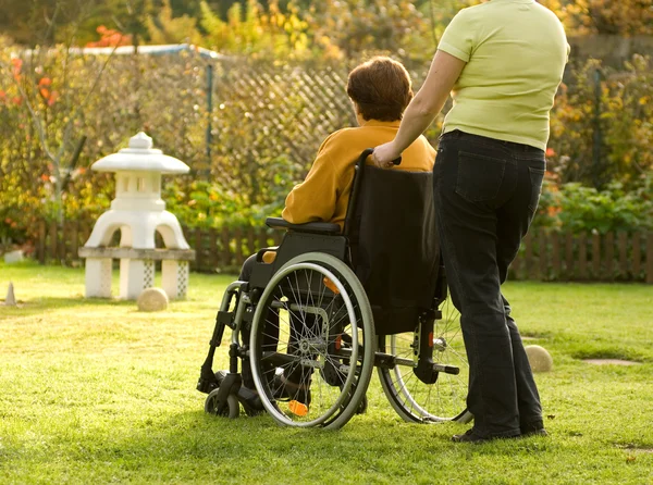Gehandicapte senior vrouw in een rolstoel — Stockfoto