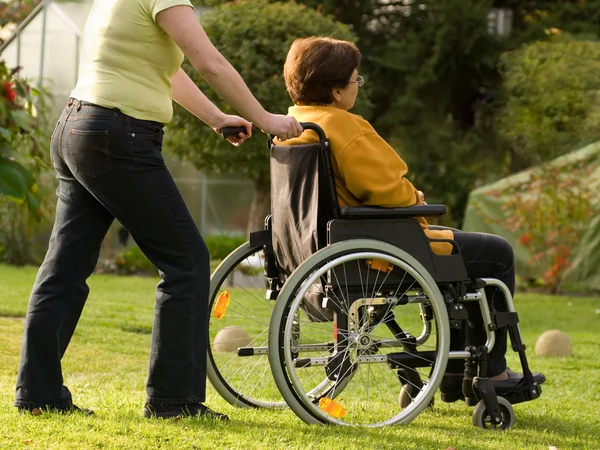 Mujer mayor discapacitada en silla de ruedas —  Fotos de Stock