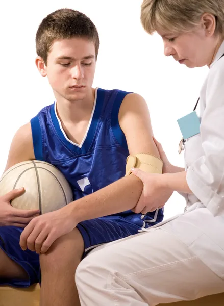 Ένα ομάδες γιατρός δίνοντας πρώτες βοήθειες ο νέος αθλητικός τύπος — Φωτογραφία Αρχείου