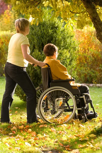 Wyłączona starszy kobieta na wózku inwalidzkim — Zdjęcie stockowe